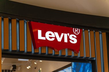 Batumi, Gürcistan - 16 Ocak 2024: Levi 's mağazasının tabelasına yakın çekim. Levi Strauss and Co. - Levi 's marka kot pantolonuyla dünya çapında tanınan özel bir Amerikan giyim şirketi..