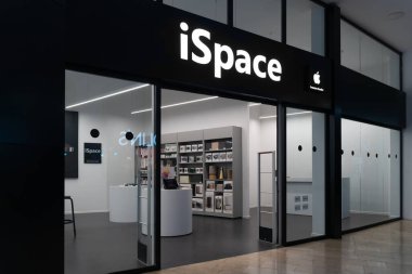 Batumi, Georgia - 25 Ocak 2024: iSpace marka logolu alışveriş merkezinin vitrini. Apple ürün ve aksesuar satıcısı.
