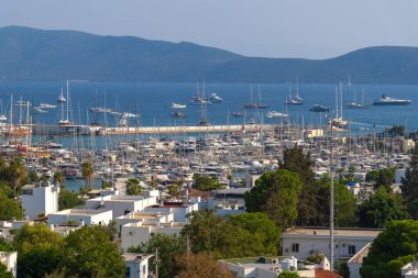 Bodrum 'da güzel manzara, yatlar, günbatımında kale, Türkiye