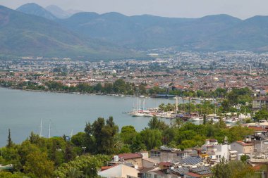 Türkiye, Fethiye, şehir manzaralı, sayısız yatlı liman, güzel dağlar.