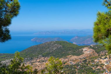 Türkiye 'nin Akdeniz sahillerinde, güneşli bir günde dağları, denizi olan büyüleyici bir manzara. Seyahat, turizm, doğa kavramı