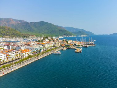 Güneşli bir günde İHA 'dan Marmaris' in panoramik manzarası, Türkiye. Marmaris 'in güzel şehir manzarası, deniz, dağlar, plaj.