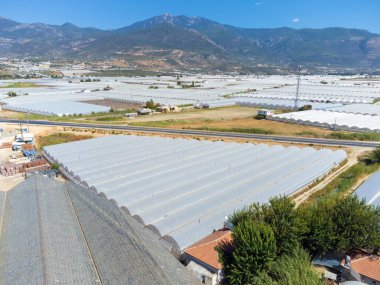 Manavgat, Antalya, Türkiye 'deki geniş sera manzarasının panoramik insansız hava aracı görüntüsü. Dembra Türkiye 'de yıl boyunca sebze yetiştirmek için seralar. Seralarda sebze yetiştirme kavramı