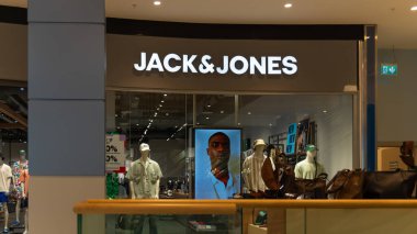 Batumi, Georgia - 30 Mayıs 2024: Jack ve Jones alışveriş merkezinde tabela ve giysi