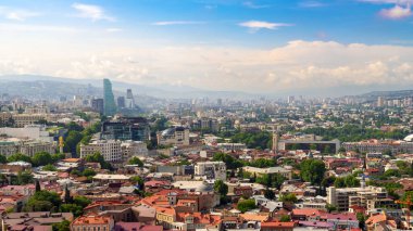 Güneşli bir günde Tiflis 'in güzel manzarası