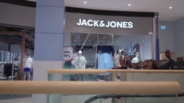 Batumi, Gürcistan - 30 Mayıs 2024: JACK JONES giyim mağazasının cephesi. Moda markası