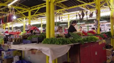 Kutaisi, Gürcistan - 30 Mayıs 2024: Şehir merkezinde çeşitli meyve ve sebze, alışveriş ve satıcılarla dolu market veya market. Taze meyve ve sebzeli sokak meyvecisi