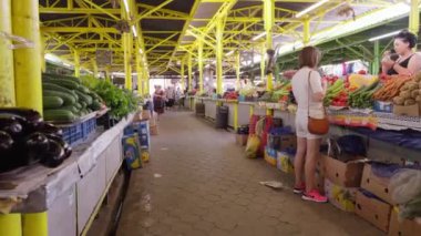 Kutaisi, Gürcistan - 30 Mayıs 2024: Şehir merkezinde çeşitli meyve ve sebze, alışveriş ve satıcılarla dolu market veya market. Taze meyve ve sebzeli sokak meyvecisi