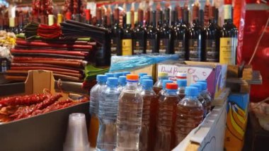 Kutaisi 'deki gıda pazarında ev yapımı ürünlerin satışı çeşitli şaraplar, chacha ve Kutaisi' deki diğer yerel ürünlerin satışı