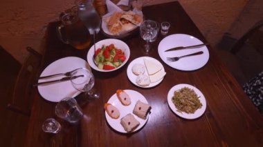 Gürcistan mutfağı, restoranda yemek. Geleneksel Gürcü yemeği Adjara masada. Ev yapımı kekler. Yukarıdan bak. Düz yerde yatıyordu. Jonjoli, Pkhali, Tadugi, Şarap ve Ekmek.
