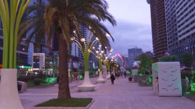 Batumi, Gürcistan - 4 Haziran 2024: Heroes Alley 'nin gökdelenleri ve büyük şehrin ana caddesinin denizden görünüşü. Batumi, Georgia 'nın panoramik manzarası. Batumi ve Heroes Alley 'in merkezi. Adjara 'nın başkenti, Georgia.