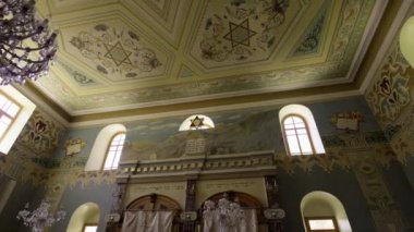 Kutaisi, Gürcistan - 3 Temmuz 2024: Kutaisi, Gürcistan 'da sinagogun içi. Yahudi sinagogunun parlak ve dekore edilmiş iç mekanının panoramik görüntüsü