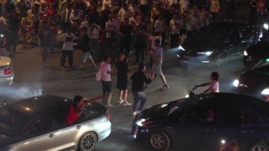 Batumi, Gürcistan - 26 Haziran 2024: Gürcistan 'daki insanlar AB' yi desteklemek amacıyla büyük bir etkinlikte. Binlerce insan barışçıl bir gösteride. Gürcistan 'ın başkentinde Avrupa yanlısı miting. Futbol taraftarları