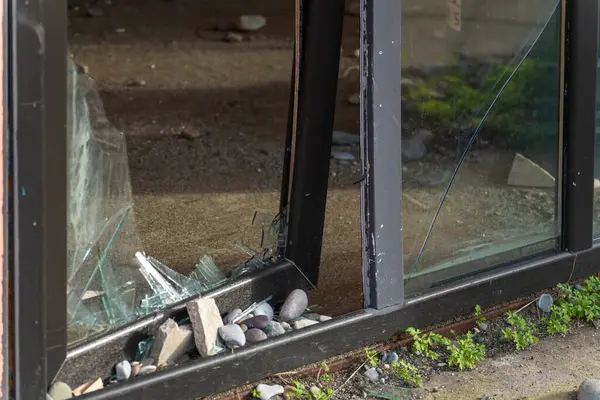 Barajdaki kırık cam kapı. Vandalizm, hırsızlık kavramı. Sigorta kavramı. Denizdeki bir fırtınanın sonucu olarak kırık camlar..