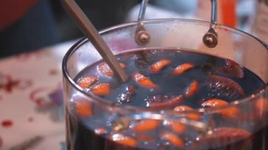 Noel zamanı çömlek caddesindeki gıda pazarında meyveli sıcak şarap. Açık hava Noel Festivali 'nde şenlikli sıcak içecekler. Meyve ve böğürtlenler. Tencerelerde sıcak şarap.