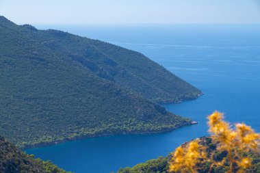 Türkiye 'nin Akdeniz sahillerinde, güneşli bir günde dağları, denizi olan büyüleyici bir manzara. Seyahat, turizm, doğa kavramı