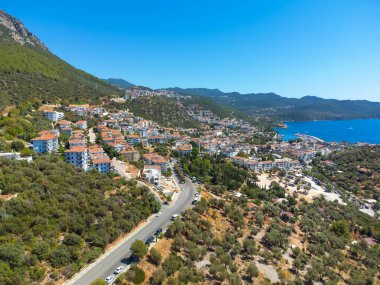 Kalkan, Kas 'taki büyüleyici butik otelleri yakalayan muhteşem hava aracı görüntüleri, Akdeniz' in arka planına karşı hazırlanıyor. Arkaplan dağlarına ve güzel adalara karşı.