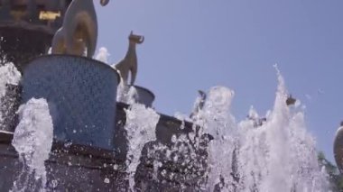 Serinletici fıskiyeler fışkıran fıskiyeler açık mavi gökyüzüne karşı canlı bir manzara yaratır. Altın hayvan heykelleri, Kutaisi 'nin merkezindeki Kolhis çeşmesini süslüyor. Georgia.