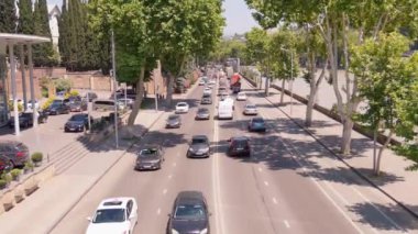 Tiflis, Gürcistan - 2 Mayıs 2024: Yoğun trafiği olan şehir manzarası, gökdelenleri, kalabalık yayaları ve arabaları olan metropol