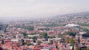 Tiflis, Gürcistan, Şov Kura Nehri, Barış Köprüsü ve çeşitli simgeler, Şehrin eşsiz mimarisi ve canlı kentsel manzarasını vurguluyor.