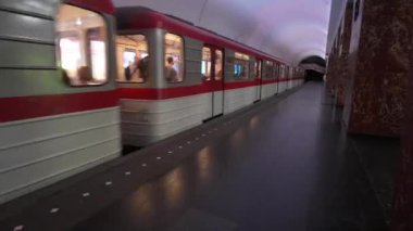Tiflis, Gürcistan - 2 Mayıs 2024: Yoğun metro istasyonlarında gezen gezginler ve turistler trene girerken ve çıkarken canlı bir şehir hayatı akışı gösteriyorlar, günlük ulaşım dinamikleri sergiliyorlar.
