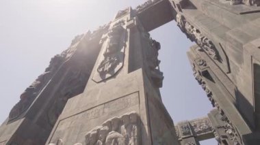 Gürcistan Anıtı 'nın Günlükleri, Gürcistan' ın zengin tarihi ve kültürünü etkileyici oymalar ve mimari ayrıntılarla gözler önüne seriyor.