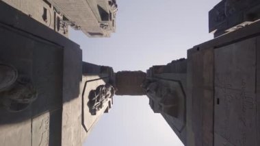 Gürcistan tarihindeki önemli insan ve olayları tasvir eden bronz figürler, Zurab Tsereteli tarafından tasarlanan Gürcistan Anıtı 'nın bir parçasıdır.