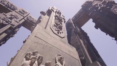 Gürcistan tarihindeki önemli insan ve olayları tasvir eden bronz figürler, Zurab Tsereteli tarafından tasarlanan Gürcistan Anıtı 'nın bir parçasıdır.