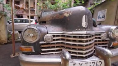 Tiflis, Gürcistan 2 Mayıs 2024: Rusty Cadillac terk edilmiş avluda duruyor, yıpranmış dış görünüşünü ve klasik çekiciliğini sergiliyor. Sahne, şehir ortamında nostalji ve çöküş hissi uyandırıyor