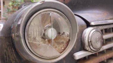 Tiflis, Gürcistan 2 Mayıs 2024: Rusty Cadillac terk edilmiş avluda duruyor, yıpranmış dış görünüşünü ve klasik çekiciliğini sergiliyor. Sahne, şehir ortamında nostalji ve çöküş hissi uyandırıyor