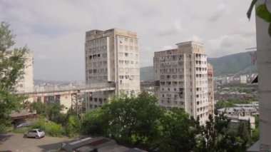 Gürcistan 'ın Tiflis kentindeki yaya köprüsü veya hava geçidi ile birbirine bağlı iki yerleşim yeri var..