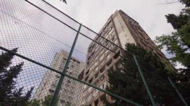 Gürcistan 'ın Tiflis kentindeki yaya köprüsü veya hava geçidi ile birbirine bağlı iki yerleşim yeri var..