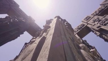 Tiflis 'teki Gürcistan Anıtı' nın alçak görünümü parlak güneşin arka planına karşı. Gürcistan Günlükleri.