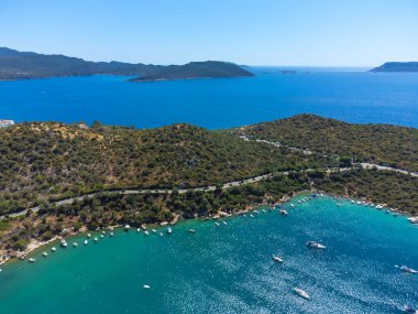 Limandaki birçok lüks tekne ve yatın en üst görüntüsü. Akdeniz, Kas, Antalya, Türkiye. Arka planda Kalkan 'da, Kas' ta, adalarda ve dağlarda büyüleyici tatiller görebilirsiniz..