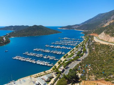 Limandaki birçok lüks tekne ve yatın en üst görüntüsü. Akdeniz, Kas, Antalya, Türkiye. Arka planda Kalkan 'da, Kas' ta, adalarda ve dağlarda büyüleyici tatiller görebilirsiniz..