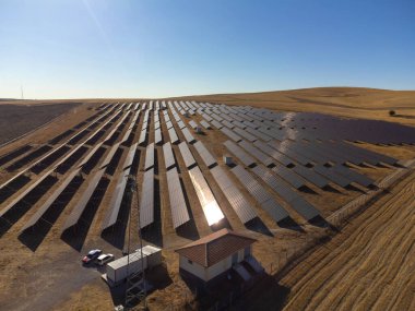 Güneş paneli hava görüntüsü. Gökyüzünden fotovoltaik paneller çiftliği, yenilenebilir güneş enerjisi için çapraz sıralar. Karbon ayak izi kavramının azaltılması, gelecek için temiz yeşil enerji.