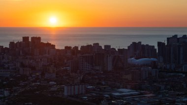 Gün batımında dağdaki teleferiğin tepesinden Batumi ve denizin panoramik görüntüsü. Gün batımında şehrin göz kamaştırıcı manzarası, Batumi.
