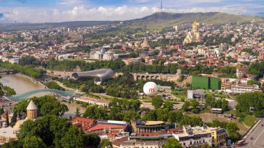 Gürcistan, Tiflis 'in merkezinden bak. Rike Park, Kura River, fütüristik bir sergi salonu ve bir müzik konseri. Barış Köprüsü. Hava balonu. Eski şehrin güzel manzarası
