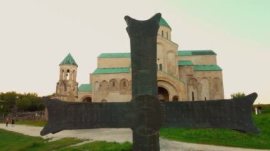 Romantik anlar gözler önüne seriliyor, adam nehrin üzerindeki köprüde uzanıyor, doğanın güzelliğini emerek güneşli bir günde huzurlu bir ortamın tadını çıkarıyor. İnsansız hava aracı kalkışı, Georgia.