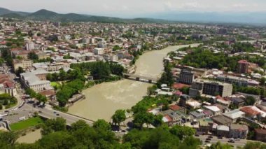 Gürcistan 'ın üçüncü en kalabalık şehri Kutaisi' nin havadan görünüşü. Şehir merkezini, evleri ve Rioni Nehri 'ni tarıyor.