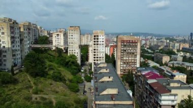 Gürcistan 'ın Tiflis kentinin kuş bakışı manzarası, eski paslı köprünün geçtiği evlerde,.