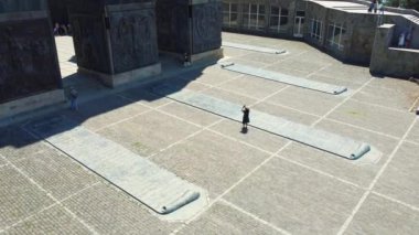 Kamera, Tiflis yakınlarındaki Gürcistan Anıtı 'nın kronolojisi etrafında dönüyor, turistleri gezdiriyor ve etkileyici mimari ve kültürel önemi vurguluyor.