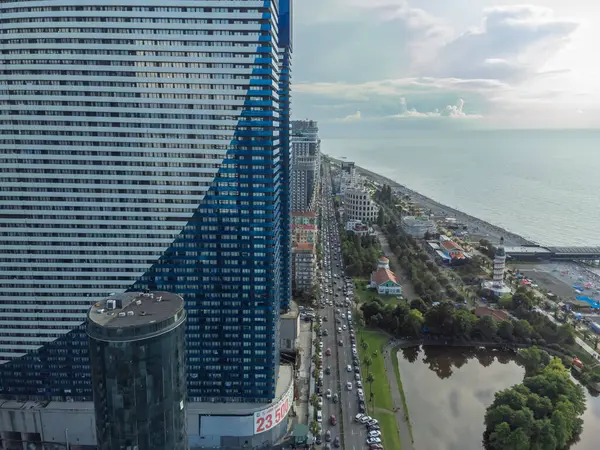 Batumi, Gürcistan - 27 Temmuz 2024: Tatumi 'deki kahramanların insansız hava aracı görüşü. Batmi 'de çok katlı binalar, dolgu.
