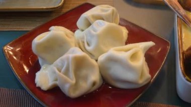 Khinkali, geleneksel Gürcistan hamur tatlısı, baharatlı peynir sosuyla birlikte, restoranın rahat atmosferinde, lezzet ve birlikteliği kutluyor.