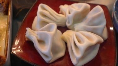 Khinkali, geleneksel Gürcistan hamur tatlısı, baharatlı peynir sosuyla birlikte, restoranın rahat atmosferinde, lezzet ve birlikteliği kutluyor.