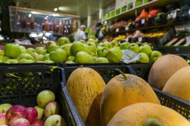 Meyve vitrininde taze karpuzlar ve taze elmalarla birlikte sağlık ve besinleri destekleyen taze meyve gösterimi. Organik, tatlı ve renkli, sağlıklı bir atıştırmalık için mükemmel.