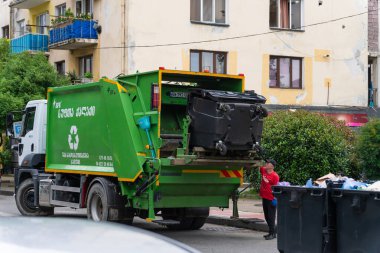 Batumi, Gürcistan - 7 Temmuz 2024: Çöpçü, çevreyi temiz tutmak için şehir sokaklarında çok çalışıyor