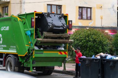 Batumi, Gürcistan - 7 Temmuz 2024: Çöpçü, çevreyi temiz tutmak için şehir sokaklarında çok çalışıyor