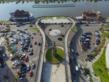 Batumi, Gürcistan - 27 Temmuz 2024: Tatumi 'deki kahramanların insansız hava aracı görüşü. Batmi 'de çok katlı binalar, dolgu.