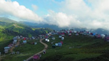 Gürcistan vadisinde yer alan Gomis Mta 'nın çevresindeki yemyeşil yamaçlar tuhaf köyü çevreledi. Yumuşak bulutlar, huzurlu sahnenin üzerine yumuşak gölgeler düşürür. Mavi gökyüzünün altında huzurlu bir yaz manzarası yaratır.